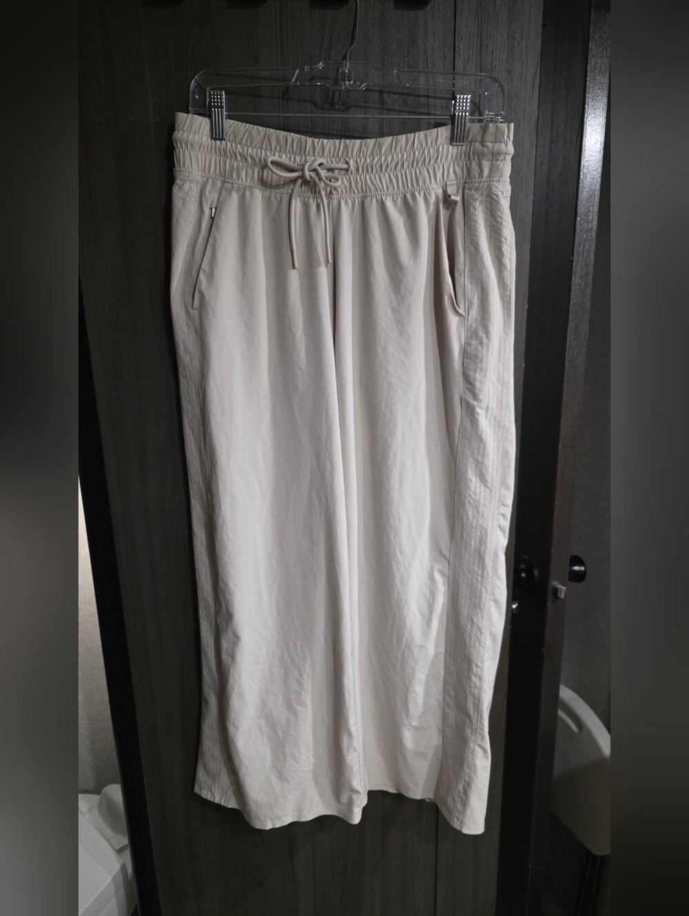 Athleta Women's Drawstring Chino Short Pants - Light Cream Size 8 Medium Casual
